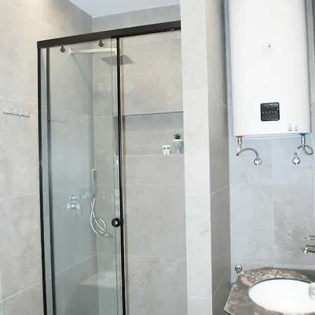 Lindi's 4/6 * Tirana