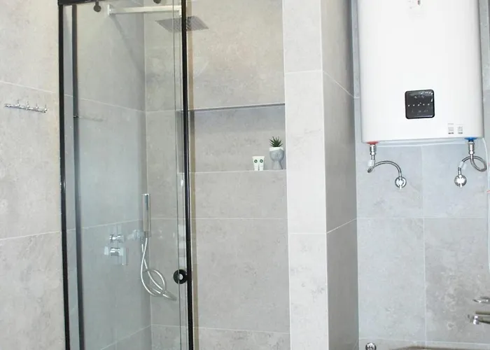 Lindi's 4/6 * Tirana